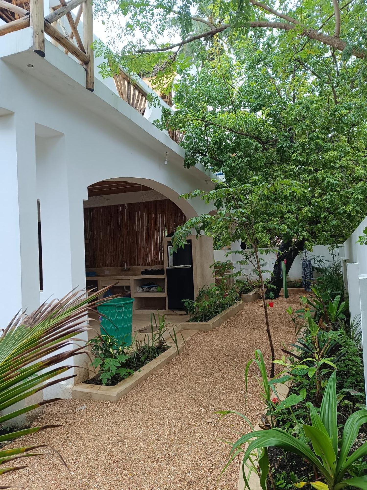Apartment Mgongo Tree House